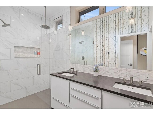 Building Photo - 5 Bed 3 Bath Home in South Boulder W/Solar.