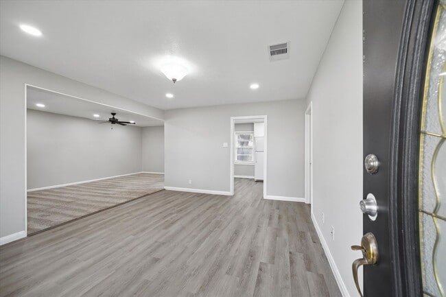 Building Photo - 403 W Oak St