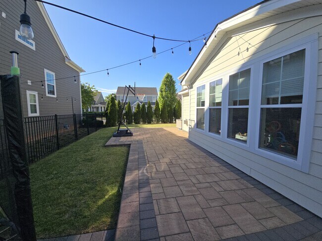 Building Photo - 1129 Flower St