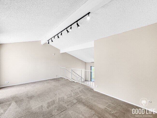 Building Photo - Beautiful 2B/2.5BA Townhome w/ Attached Ga...