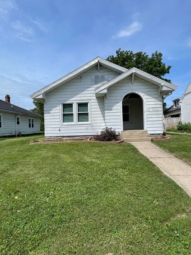 Building Photo - 704 S 26th St