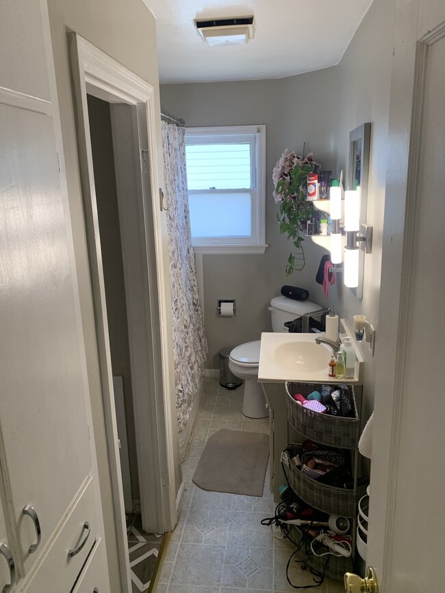 Building Photo - 1013 W 9th Ave