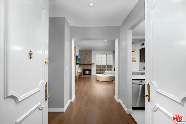 Building Photo - 930 N Doheny Dr