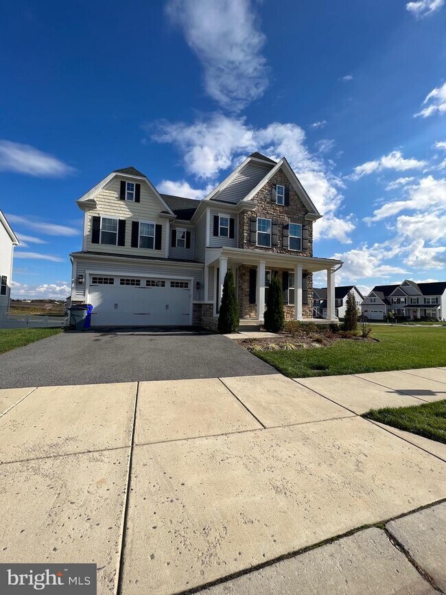 Building Photo - 8227 S Maple Lawn Blvd