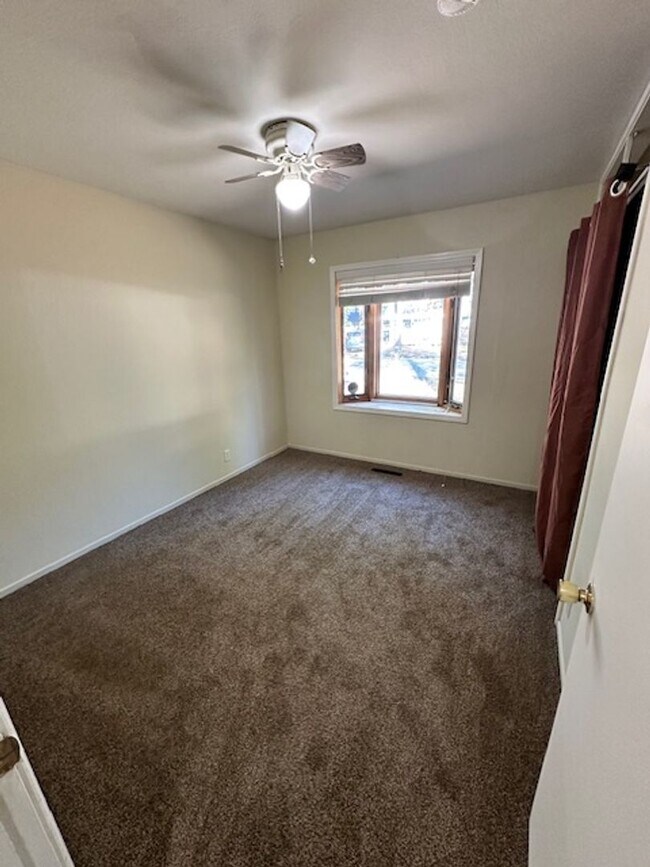 Building Photo - Single level home w/ 3Bd and 2 Ba! Availab...