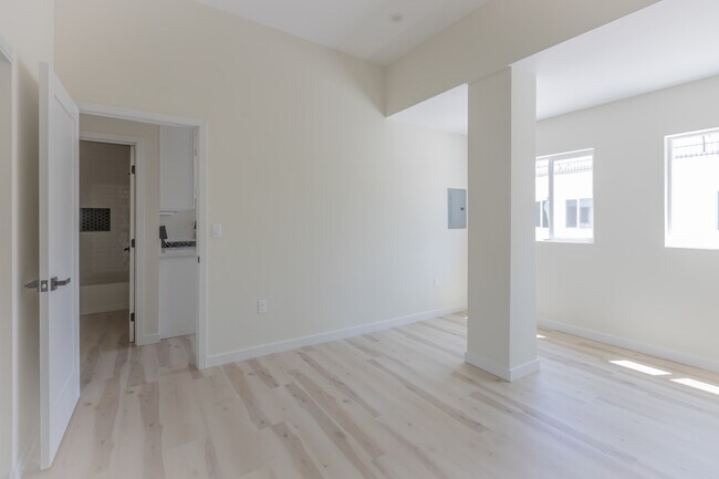 Building Photo - 400-402 Western Ave unit # F
