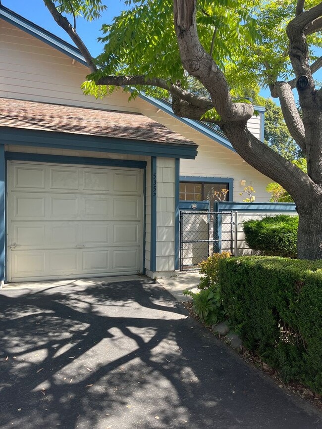 Building Photo - Charming and spacious single-level 2-bedroom, 2-bath condo