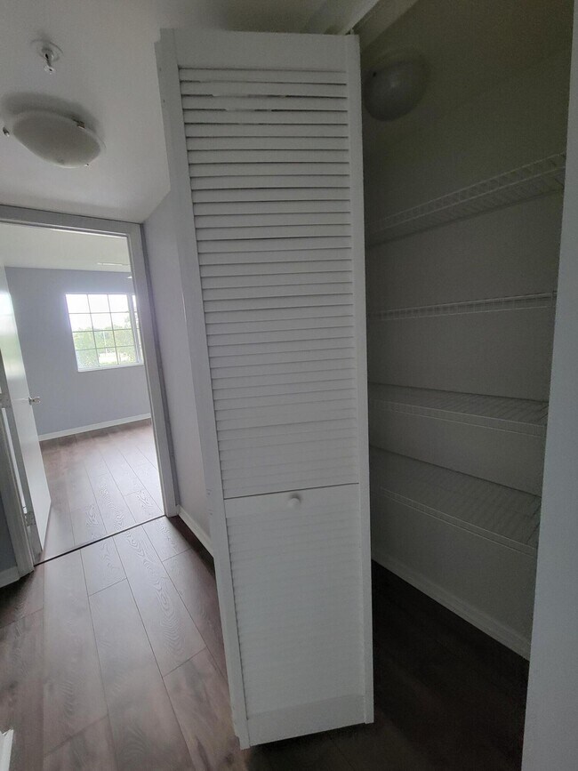 Building Photo - 1400 Crestwood Ct S