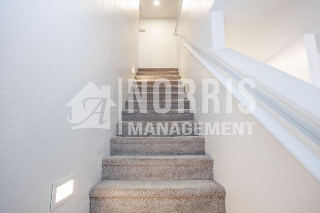 Building Photo - Beautiful Large Home Very Close to Freeway