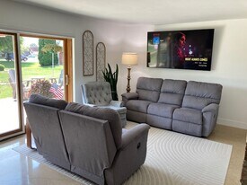 Building Photo - 161 E Queenwood Rd