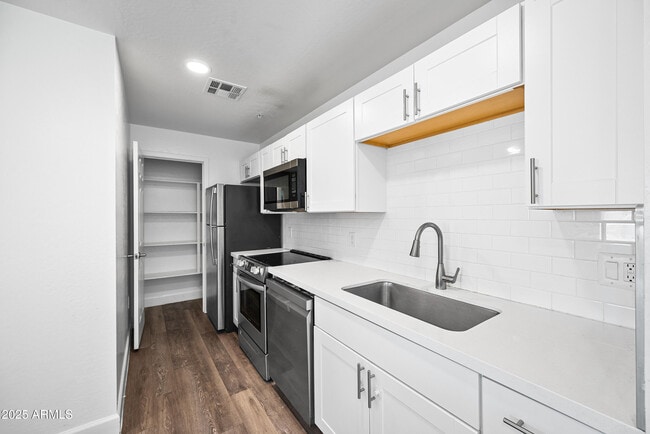 Building Photo - 3065 N 67th Ave