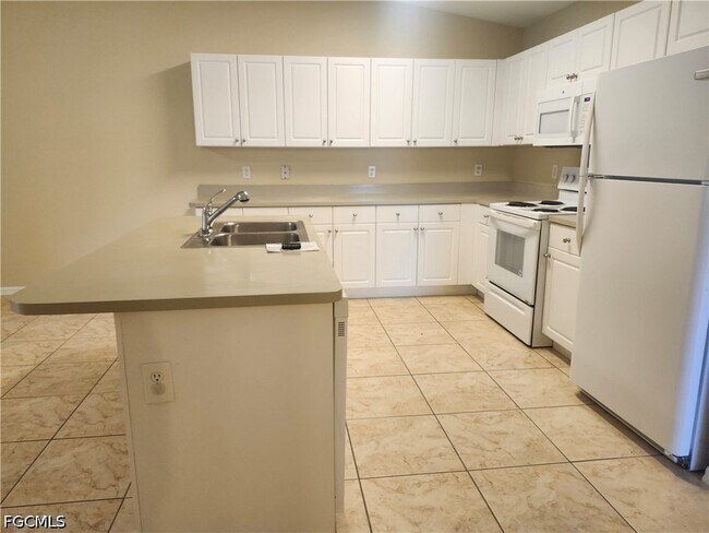 Building Photo - 415 NE 25th Ave