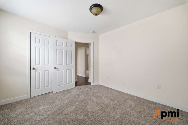 Building Photo - 4 BEDROOM 2 BATH RENOVATED HOME IN NORFOLK, PETS ACCEPTED