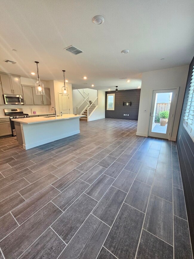 Building Photo - 504 Gemstone Wy