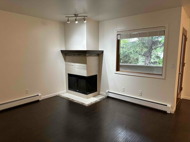 Building Photo - 1930 Congress Cir