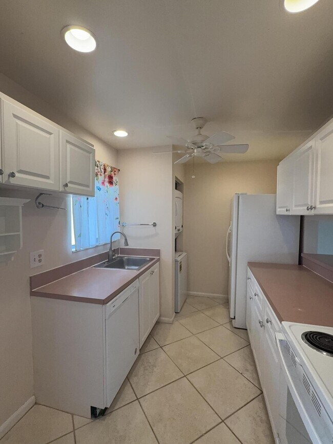 Building Photo - 872 SW 9th St Cir