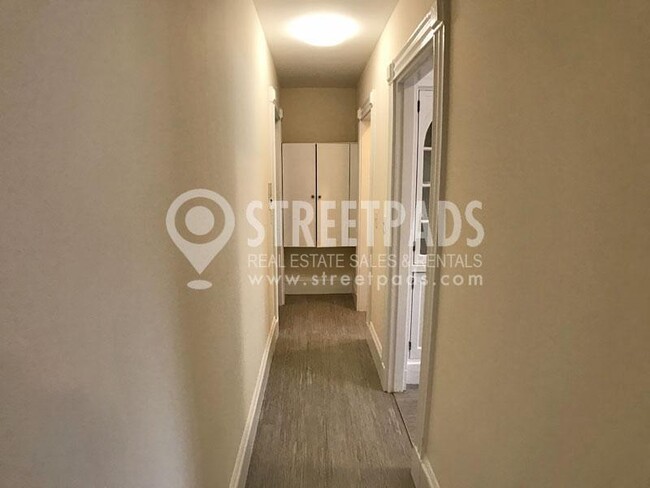 Building Photo - bedroom in Boston MA 02115