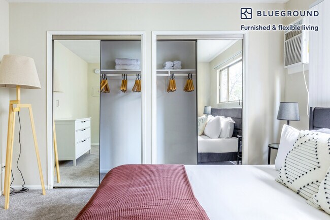 Building Photo - 311 S Doheny Dr