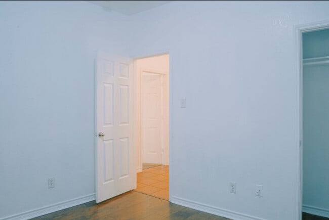 Building Photo - 614 Valencia Dr