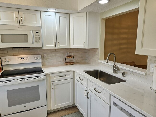 Building Photo - Seasonal Short-Term 2 Bedroom 2 Bathroom 2nd Floor Condo in Estancias of Capri Isles!