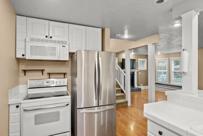 Building Photo - Delightful 4 Bed/2.5 Bath Craftsman home in the Rose City Park Neighbood