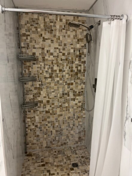 Building Photo - 425 Ena Rd