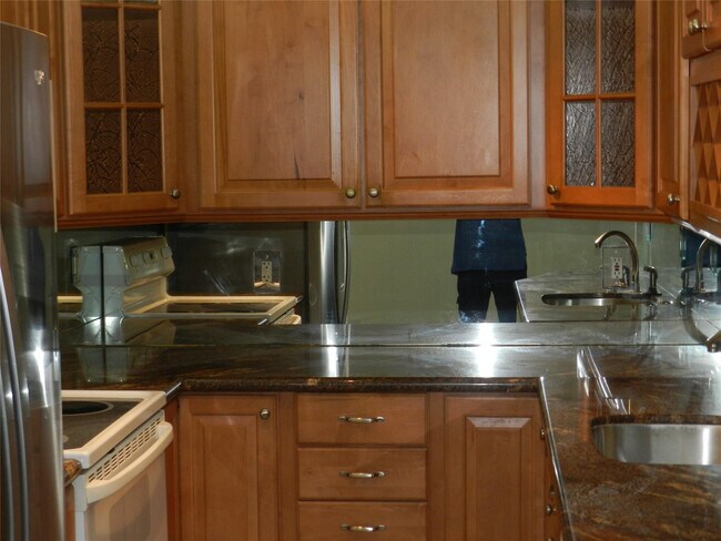 Building Photo - 6307 Bay Club Dr