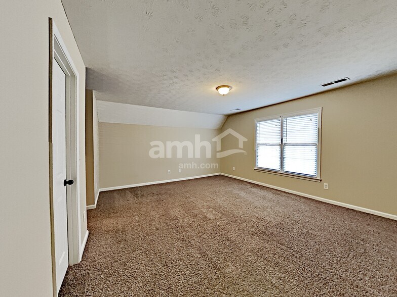 Building Photo - 303 Lismore Ter