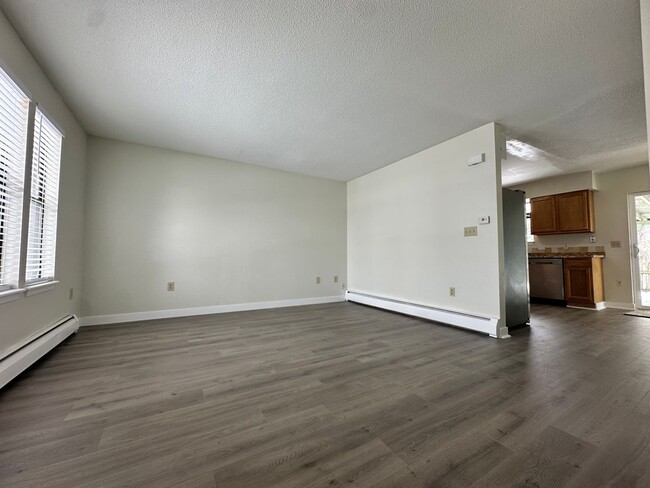 Building Photo - MOVE IN SPECIAL! Cozy 5 bedroom 2 bath Home - Erie