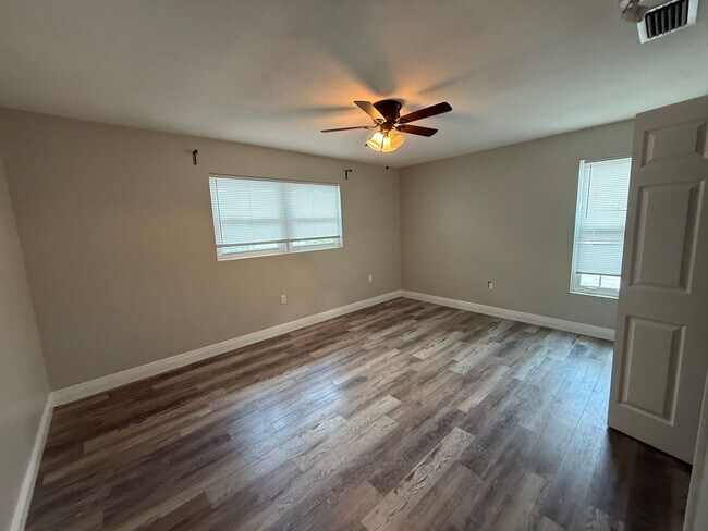 Building Photo - 2/1 UPDATED UNIT in a Triplex