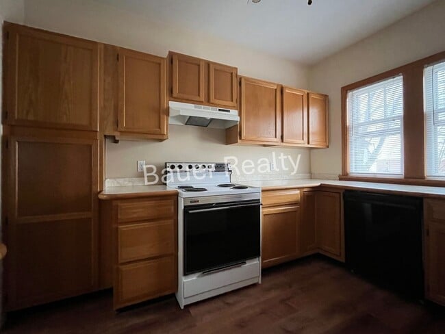 Building Photo - 3 Bedroom single family home