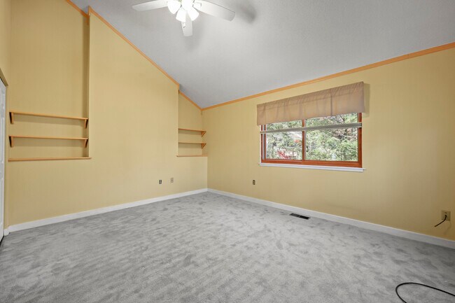 Building Photo - 27 Farmington Chase Crescent