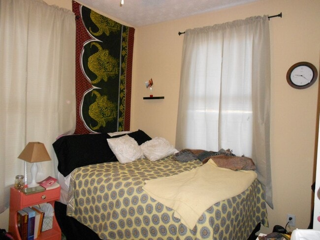 Building Photo - Large 4 Bedroom Home, so close to campus!
