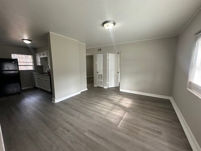 Building Photo - NEWLY RENOVATED 3 bed/2 bath with a FLEX ROOM
