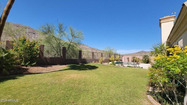 Building Photo - 902 E Desert Flower Ln