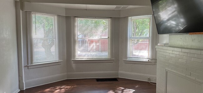 Building Photo - 805 Rio Chico Way