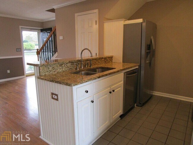 Building Photo - 2828 Florence Dr