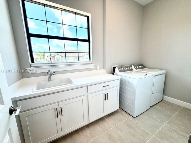 Building Photo - 15323 Lucerna St