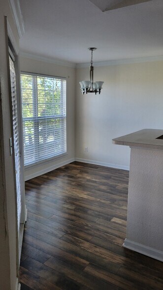 Building Photo - 700 Daniel Ellis Dr