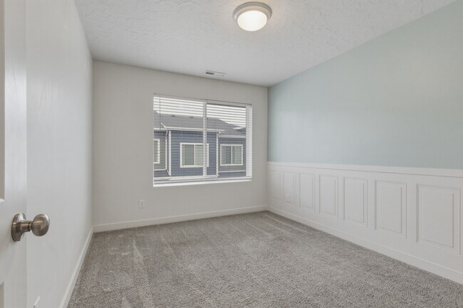Building Photo - Herriman Town Home