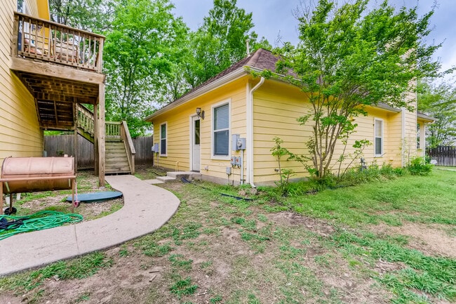 Building Photo - 2113 Thrasher Ln