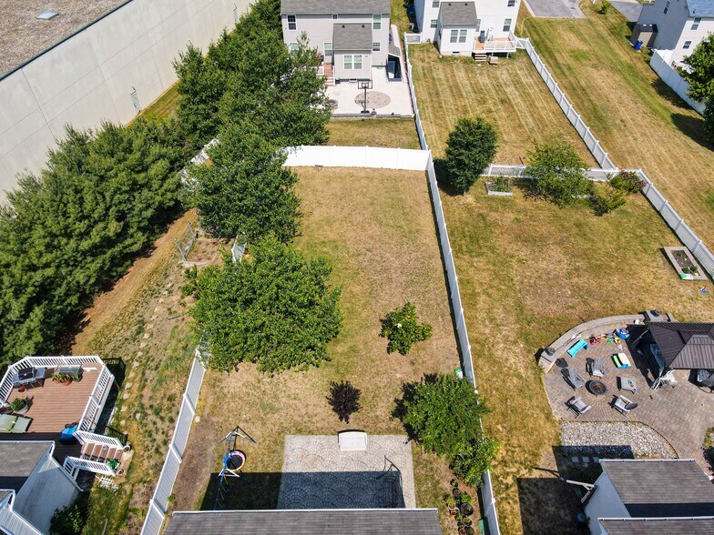 Building Photo - 7044 Lennox Ave