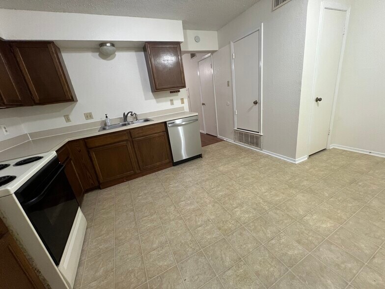 Kitchen - 626 WOLFTRAP DR.