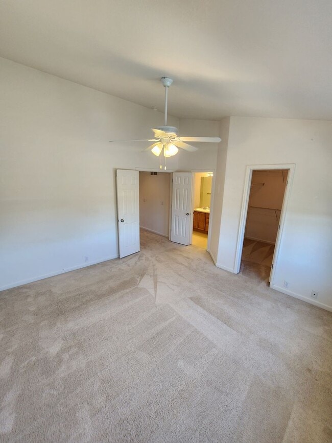 Building Photo - Beautiful Townhome