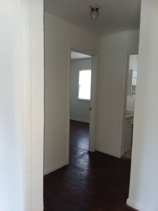 Building Photo - Spacious 3 bedroom and 1 bathroom