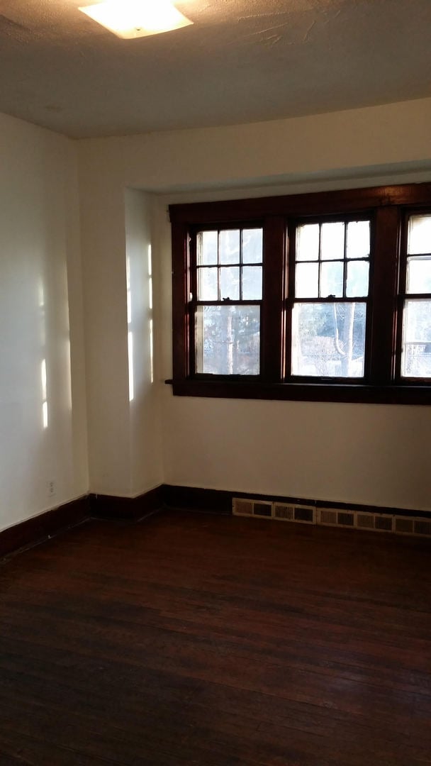 Building Photo - 3 bedroom 1 bath house!