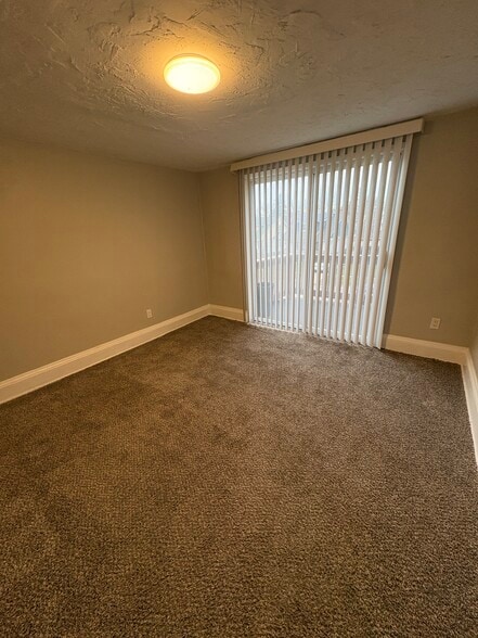 Building Photo - 10012 Robinson Ave