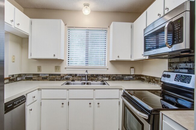 Building Photo - Cozy 2 Bedroom 2 Bathroom Condo in Seagate Village!