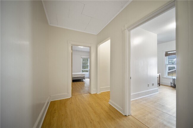 Building Photo - 921 E State St