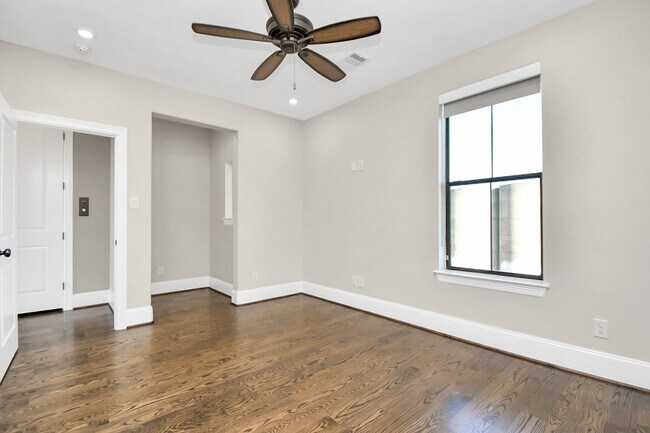 Building Photo - 631 N Live Oak St